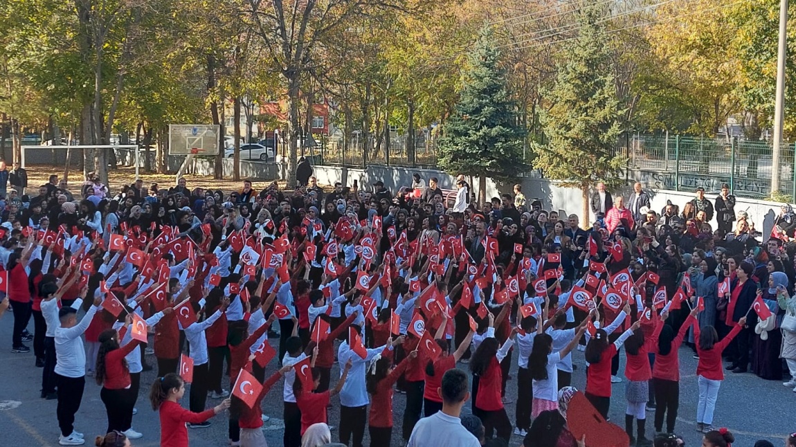 Cumhuriyet ÖZGÜRLÜKTÜR...